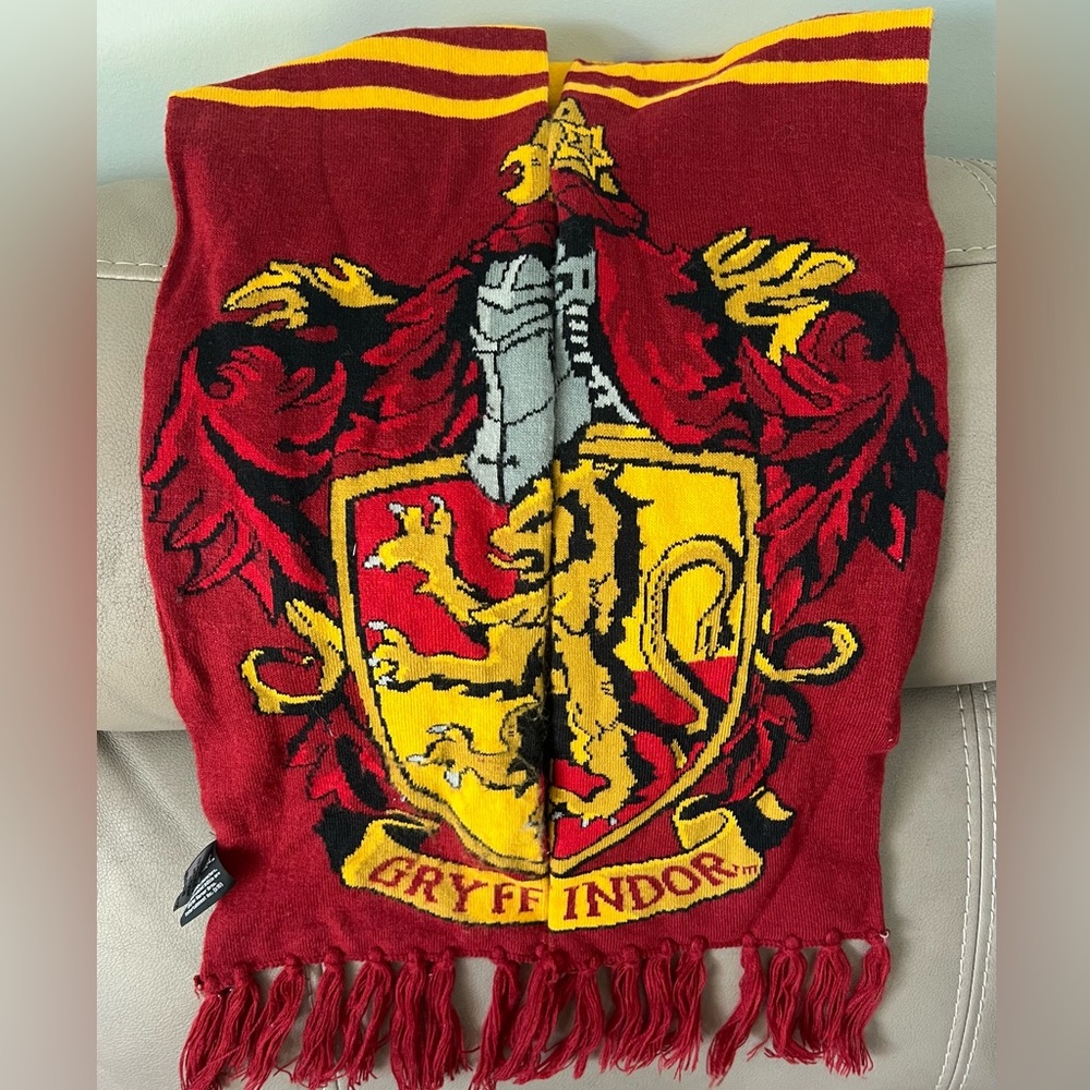 Harry Potter Gryffindor scarf with crest.